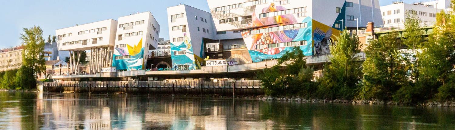 Urbi Urban Island Hotel Ansicht mit Graffitis am Donaukanal in Wien